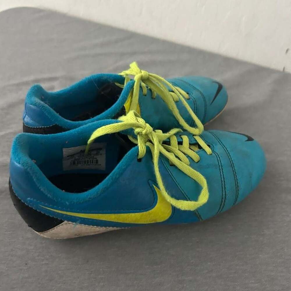 Nike CTR360 Maestri FG Size 1Y Blue Yellow Soccer Cleats Boots